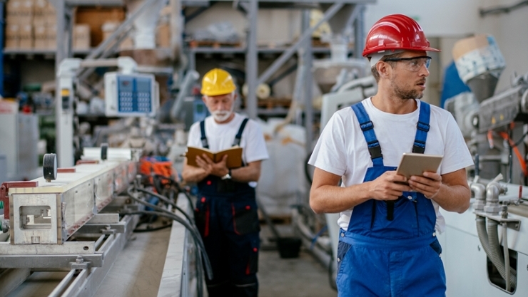 © iStock| Milos Dimic Zwei Männer überwachen die Arbeit einer Maschine
