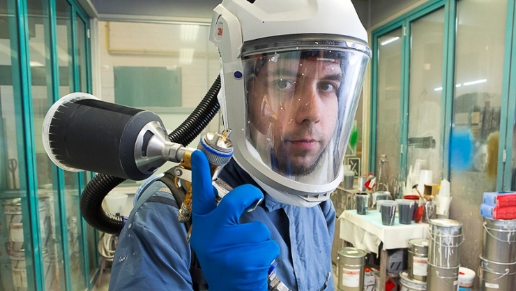 © Uwe Völkner | Fotoagentur FOX Chemiker untersucht Probe mit einem Mikroskop