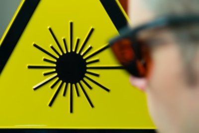 Laserschutzsymbol und Schutzbrille