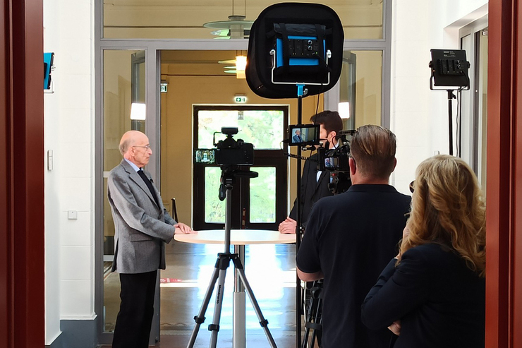Dreharbeiten am BAuA-Standort Dresden: Prof. Winfried Hacker im Gespräch mit Dr. Sascha Wischniewski