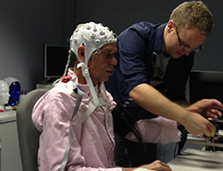 Test person with an EEG cap in BAuA’s Berlin laboratory 
